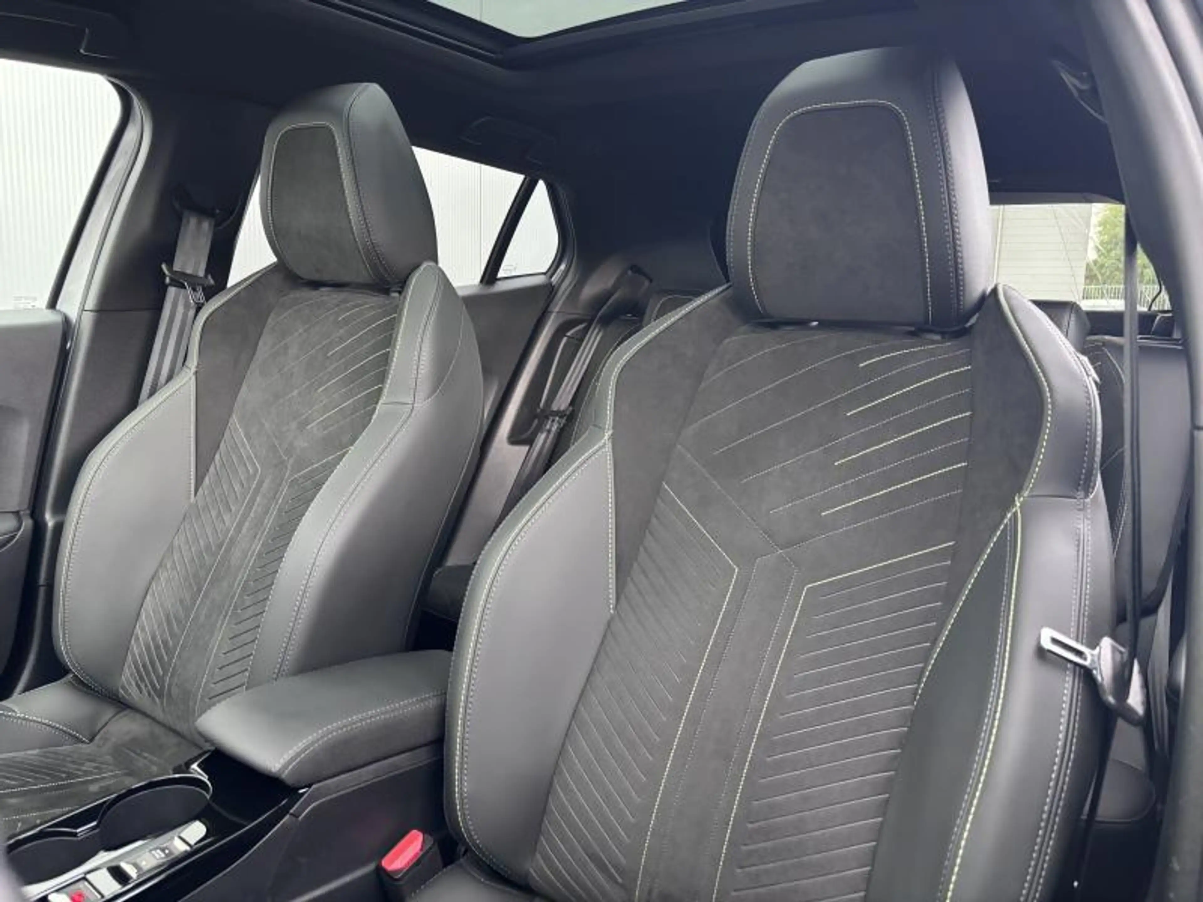 Peugeot e-2008 GT — photo 10