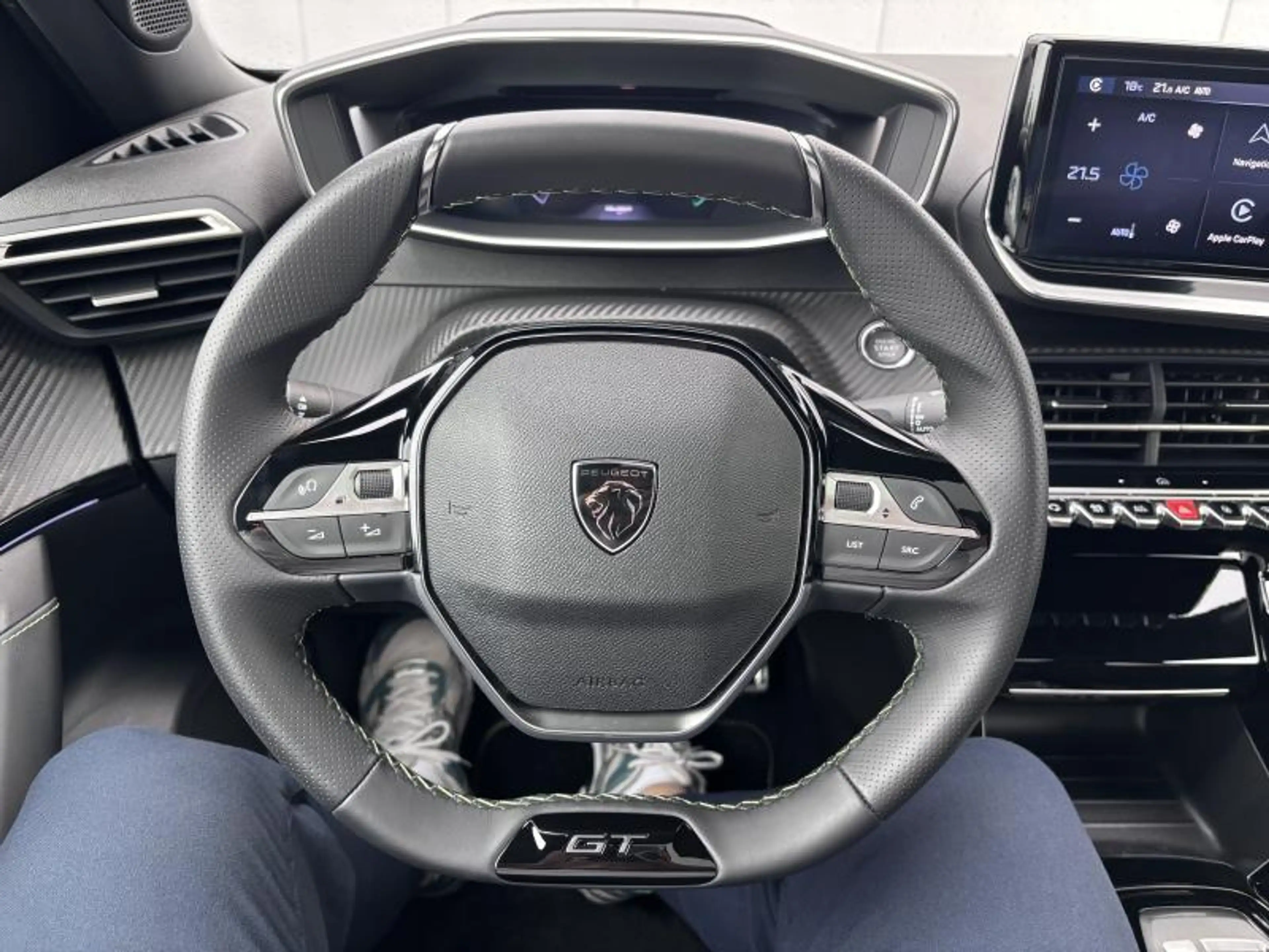 Peugeot e-2008 GT — photo 15