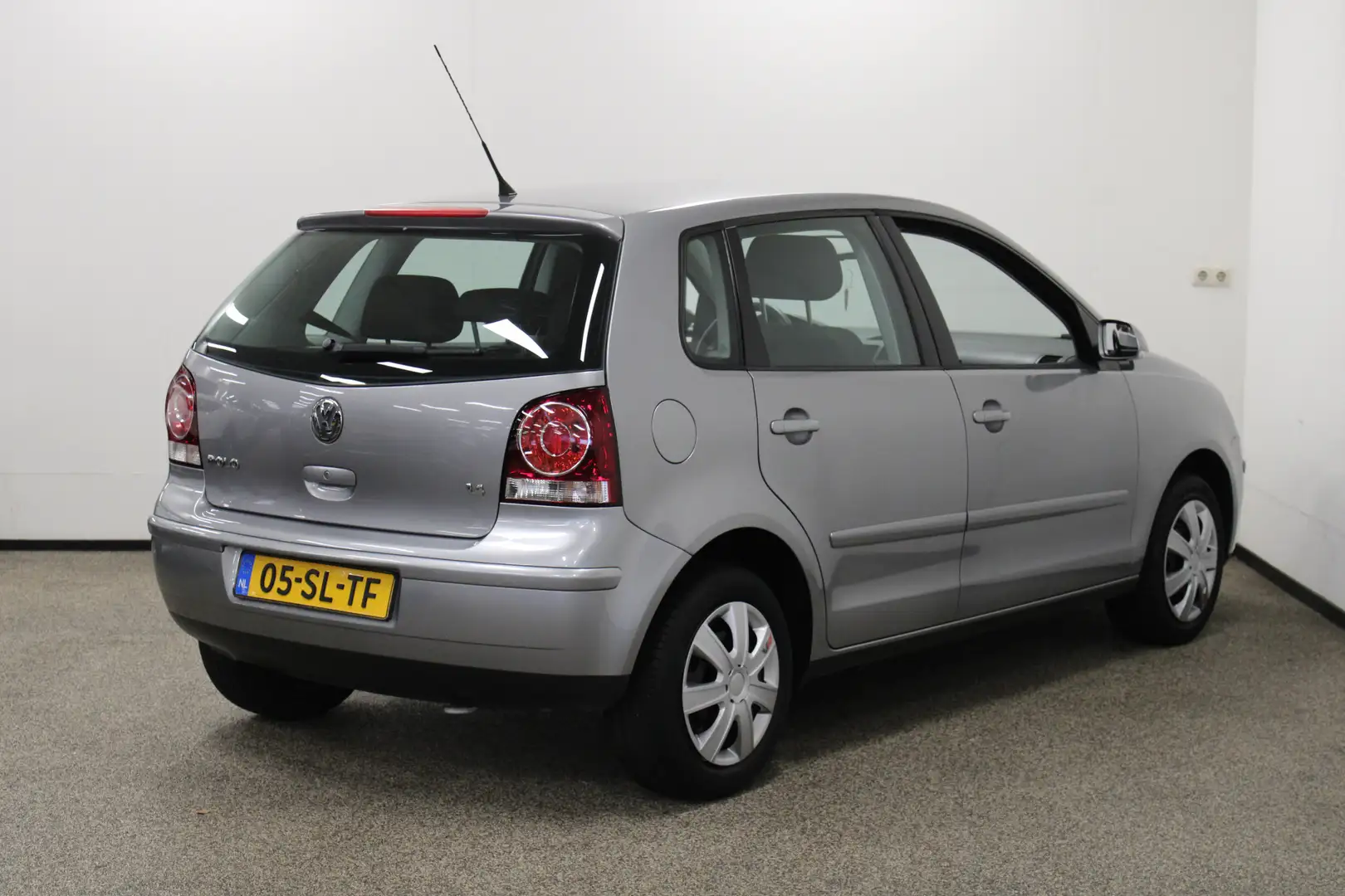Volkswagen Polo 1.4-16V Comfortline Grijs - 2