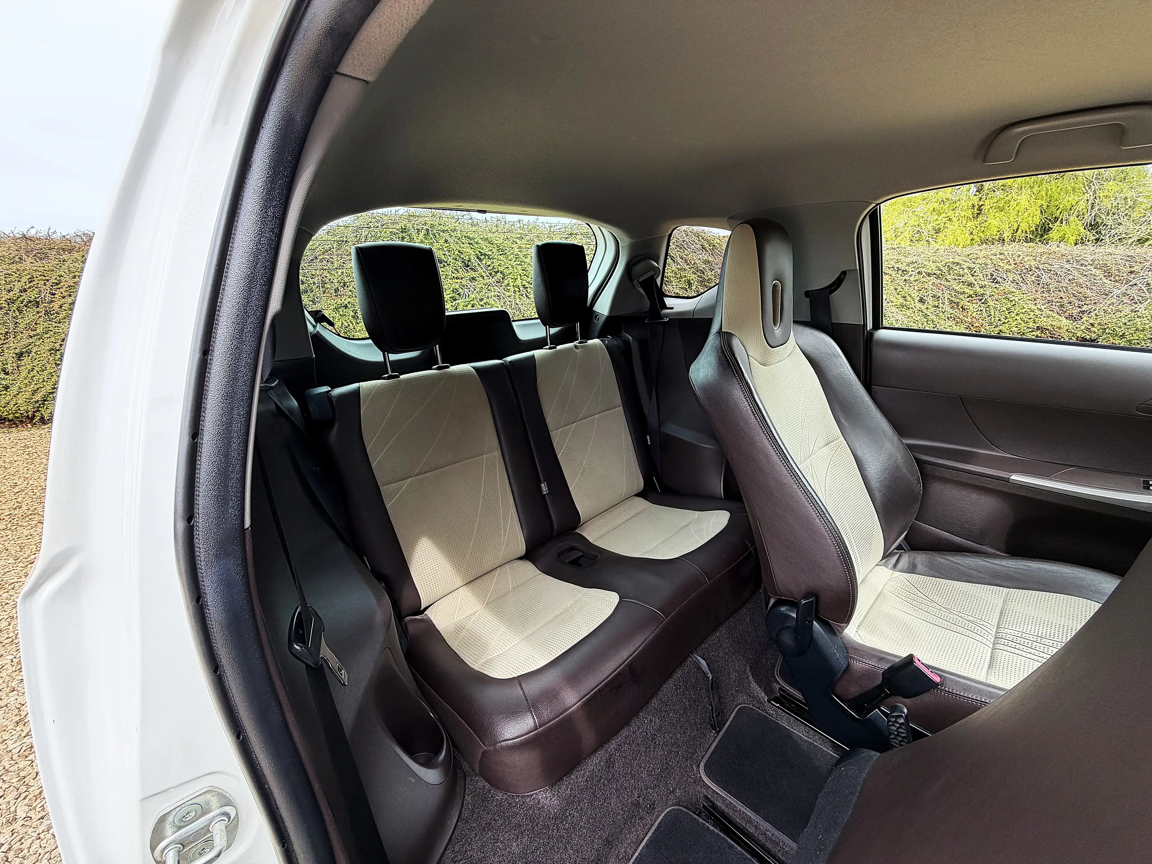 Toyota iQ 1.0i VVT-i FULL OPTIONS PREMIER PROPRIETAIRE GARANTIE 1 AN — photo 12