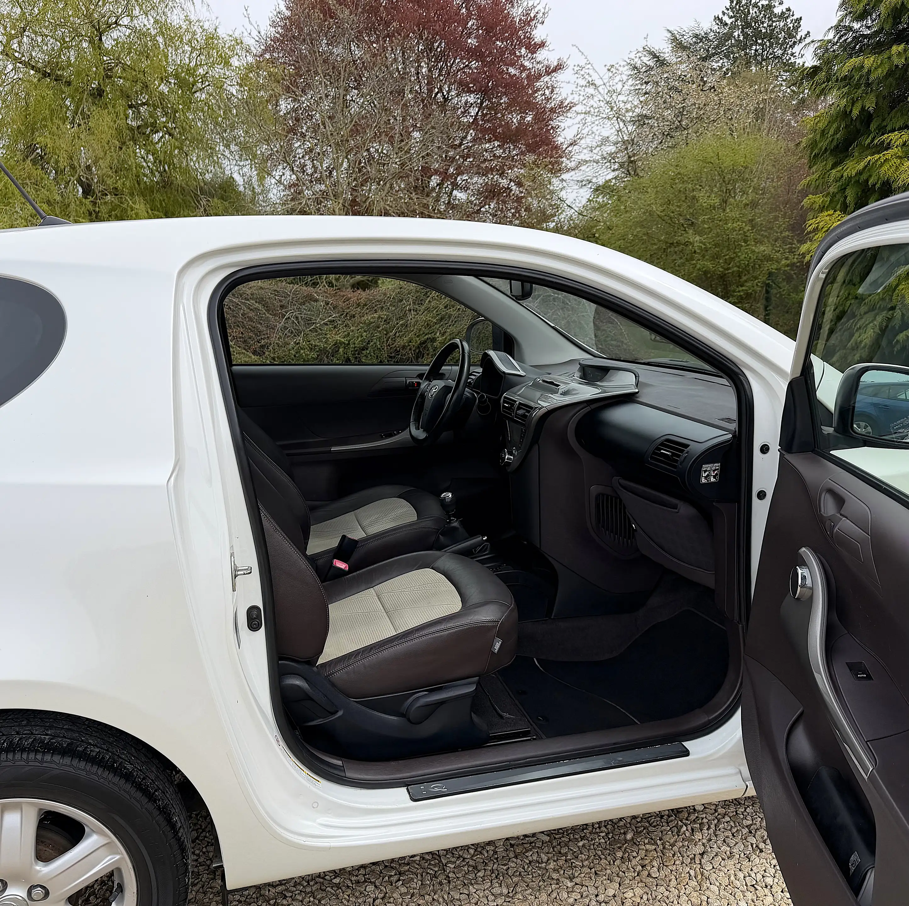 Toyota iQ 1.0i VVT-i FULL OPTIONS PREMIER PROPRIETAIRE GARANTIE 1 AN — photo 15