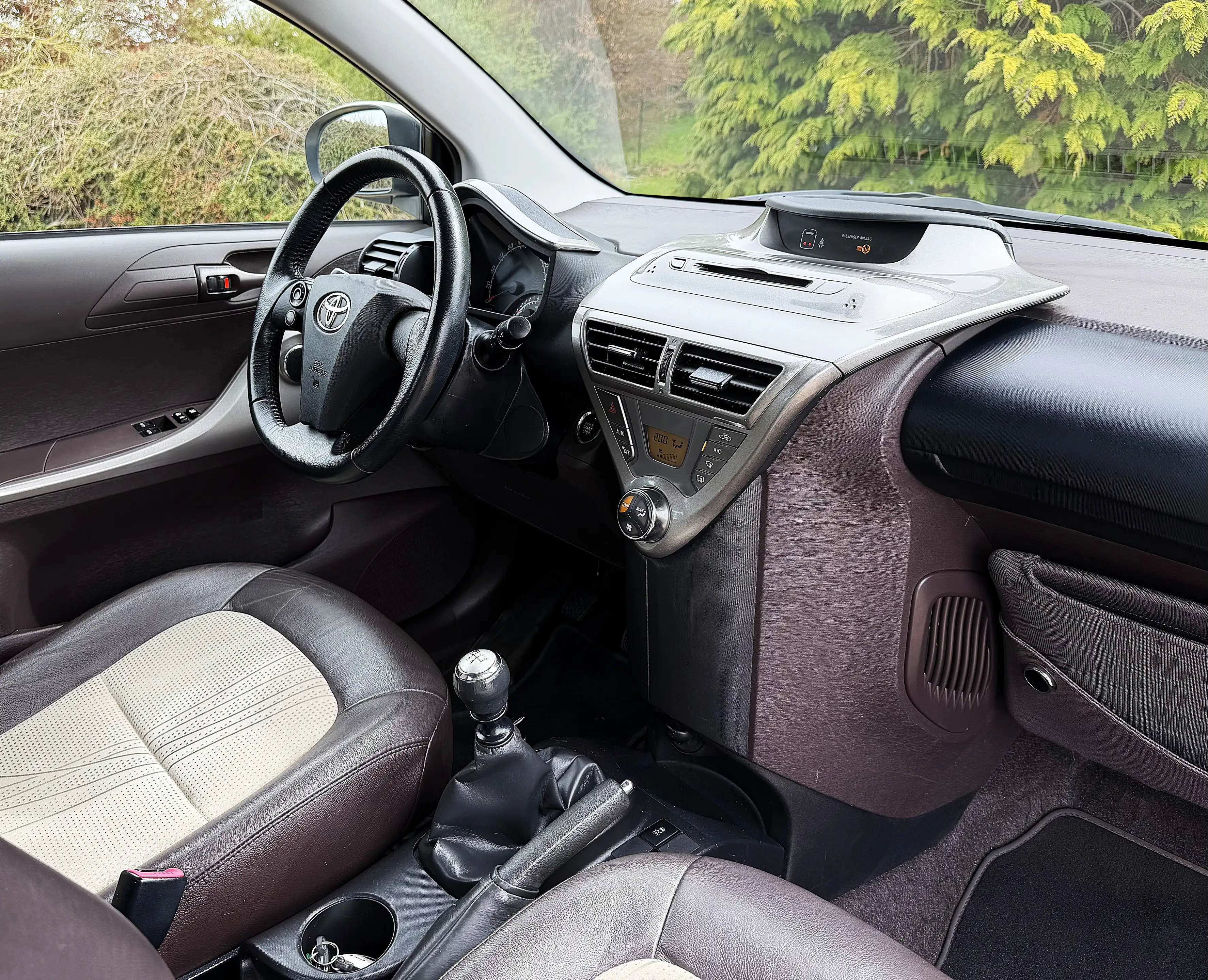 Toyota iQ 1.0i VVT-i FULL OPTIONS PREMIER PROPRIETAIRE GARANTIE 1 AN — photo 11