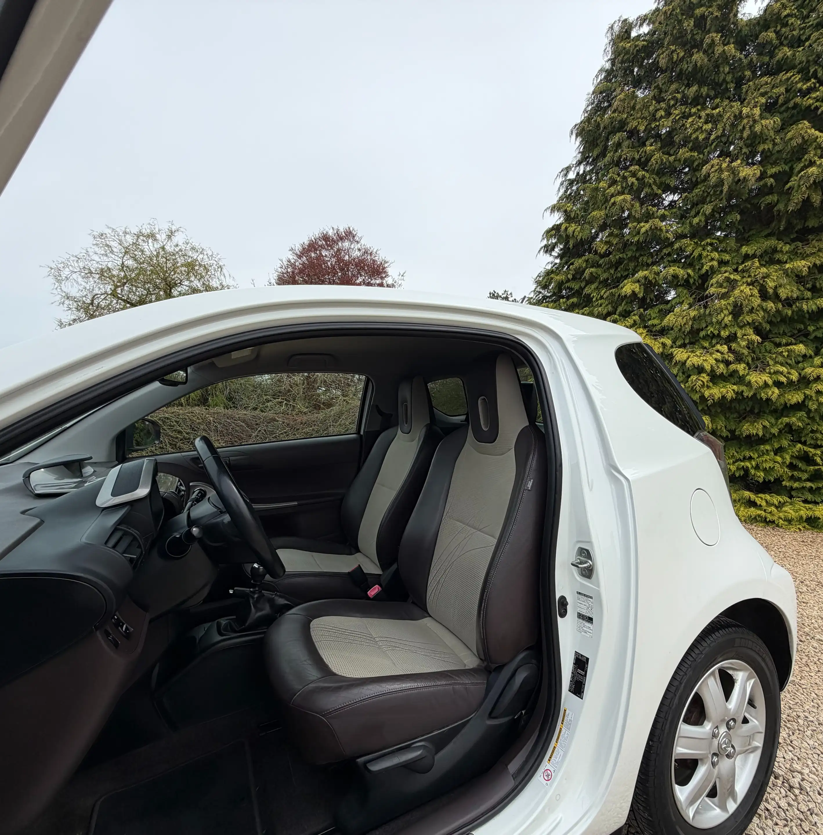 Toyota iQ 1.0i VVT-i FULL OPTIONS PREMIER PROPRIETAIRE GARANTIE 1 AN — photo 10