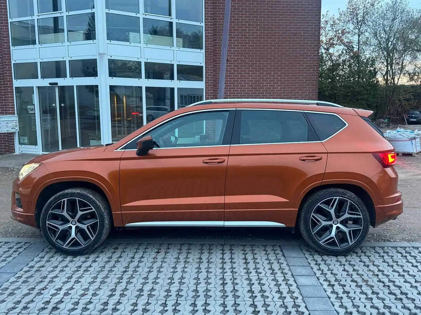 SEAT Ateca FR 4Drive 1HD 360° PANO AHK 4WD AUT NAV Orange - 2