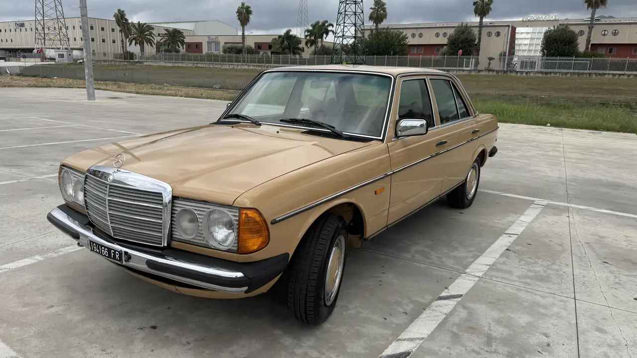 Mercedes-Benz 200, foto 1
