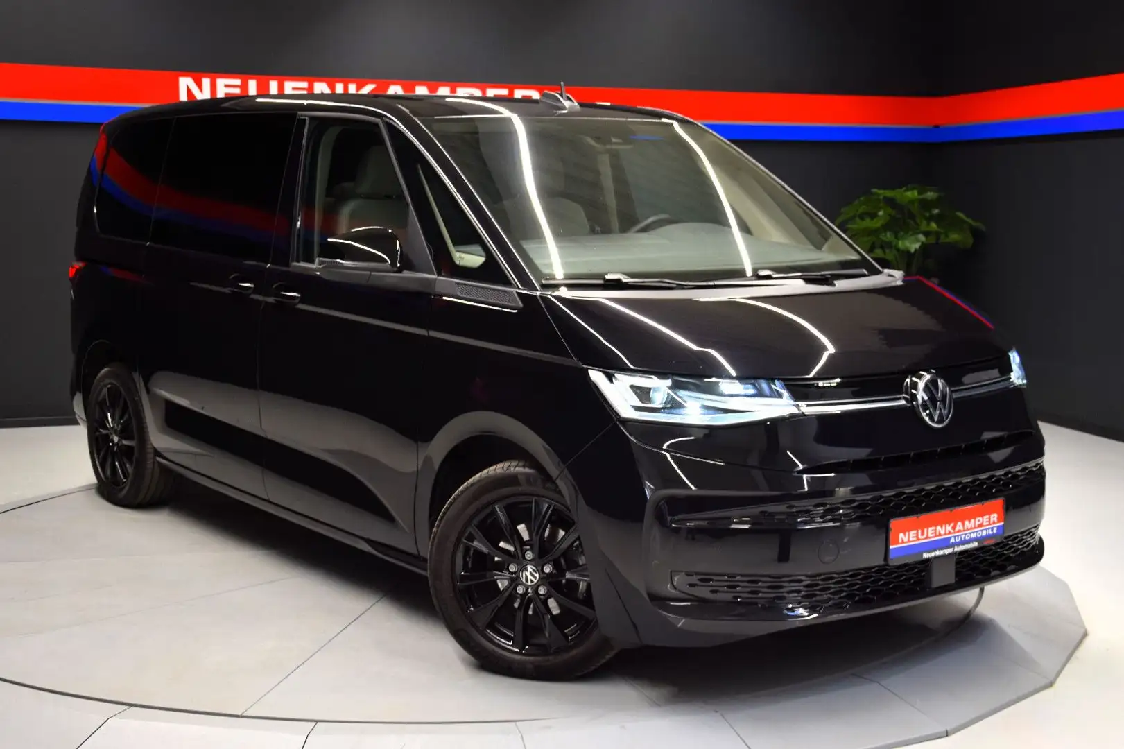 Volkswagen T7 Multivan DSG Life 7-Sitze Pano AHK IQ-Light Schwarz - 1