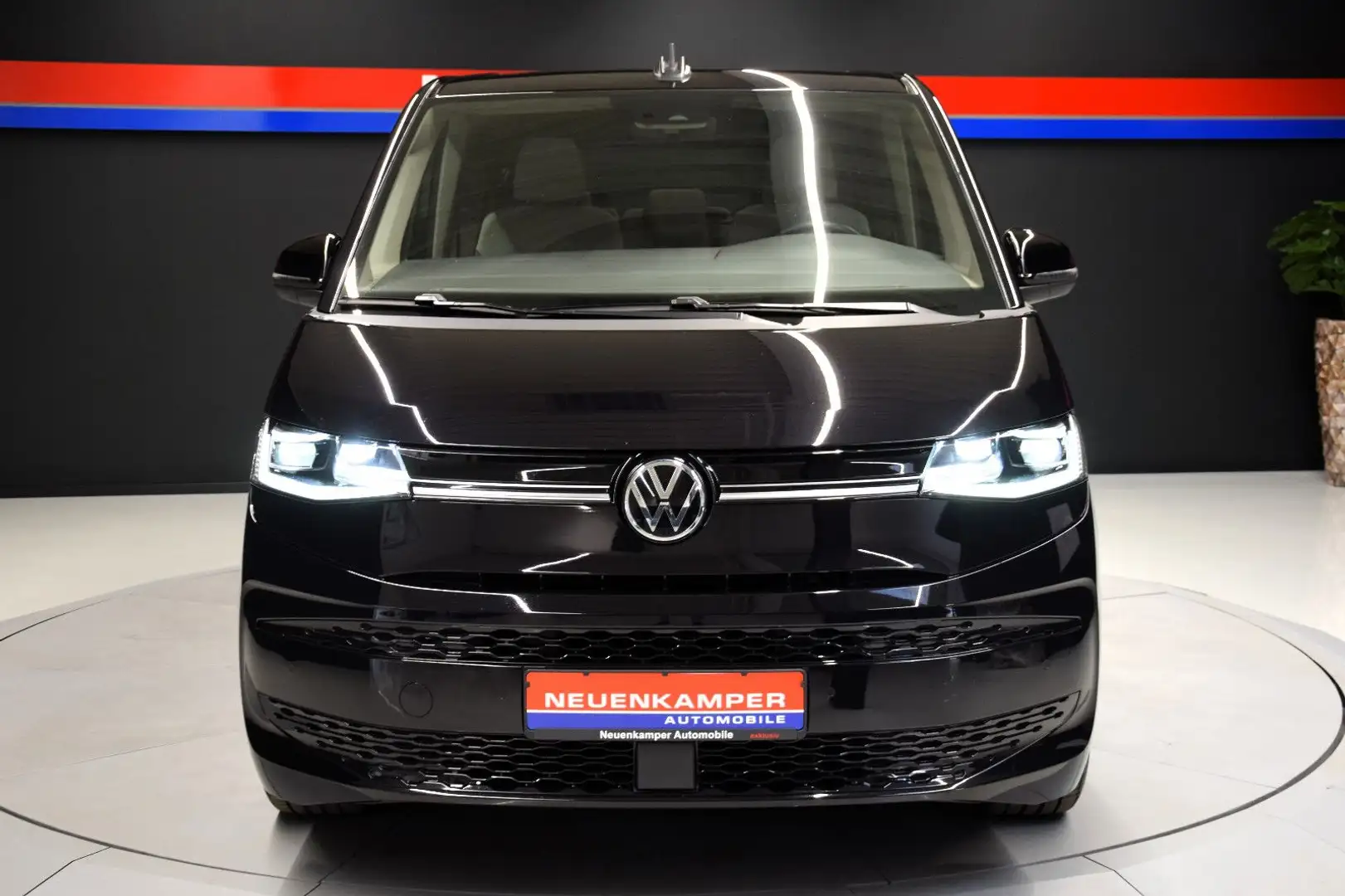 Volkswagen T7 Multivan DSG Life 7-Sitze Pano AHK IQ-Light Schwarz - 2
