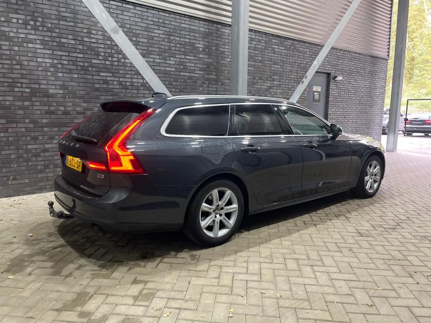Volvo V90 D3 Momentum | ACC | BLIS | Camera | Leder | Stoelv Grijs - 2