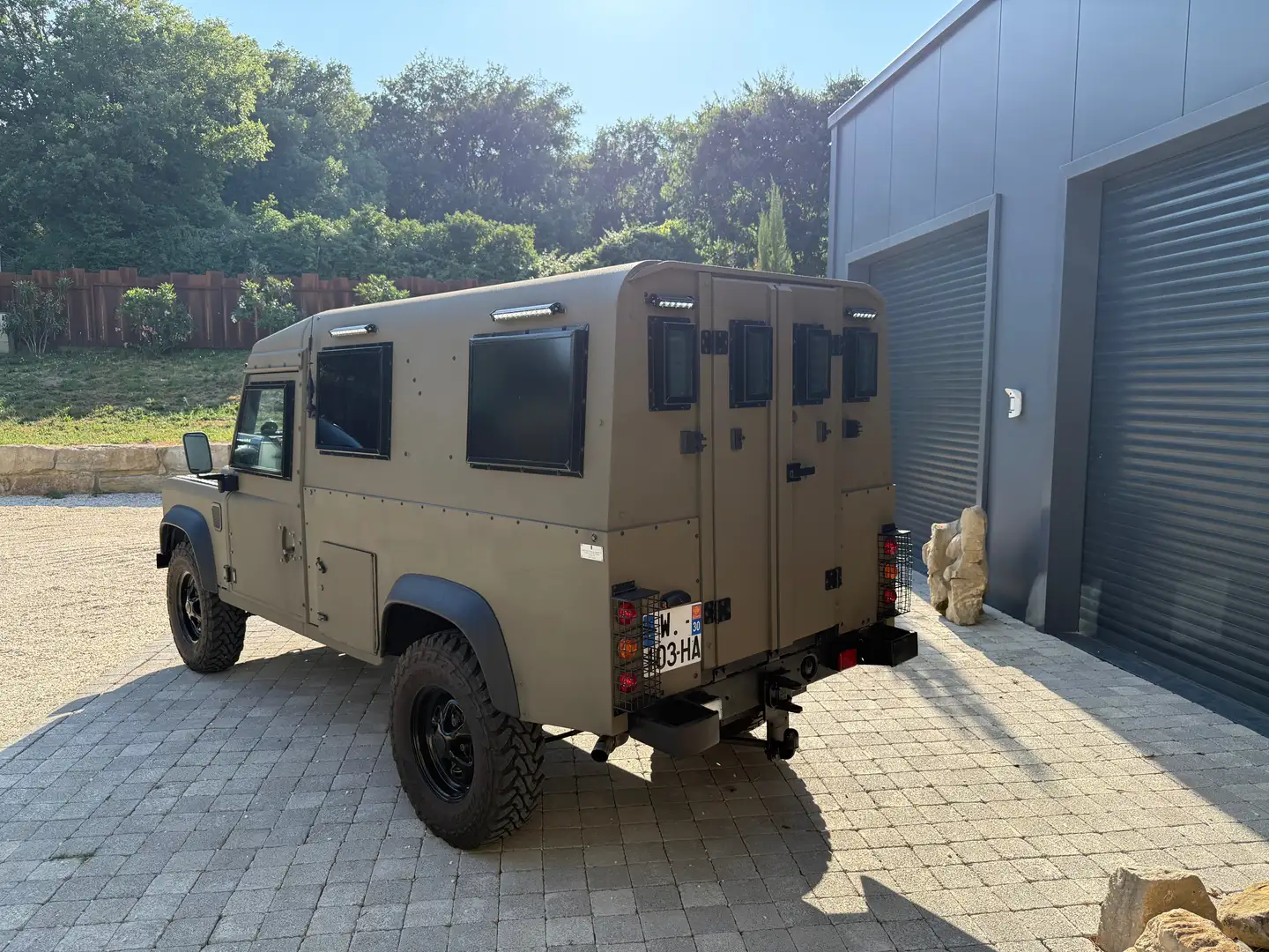 Land Rover Defender 110 ARMOURED SNATCH PANZER Vert - 2