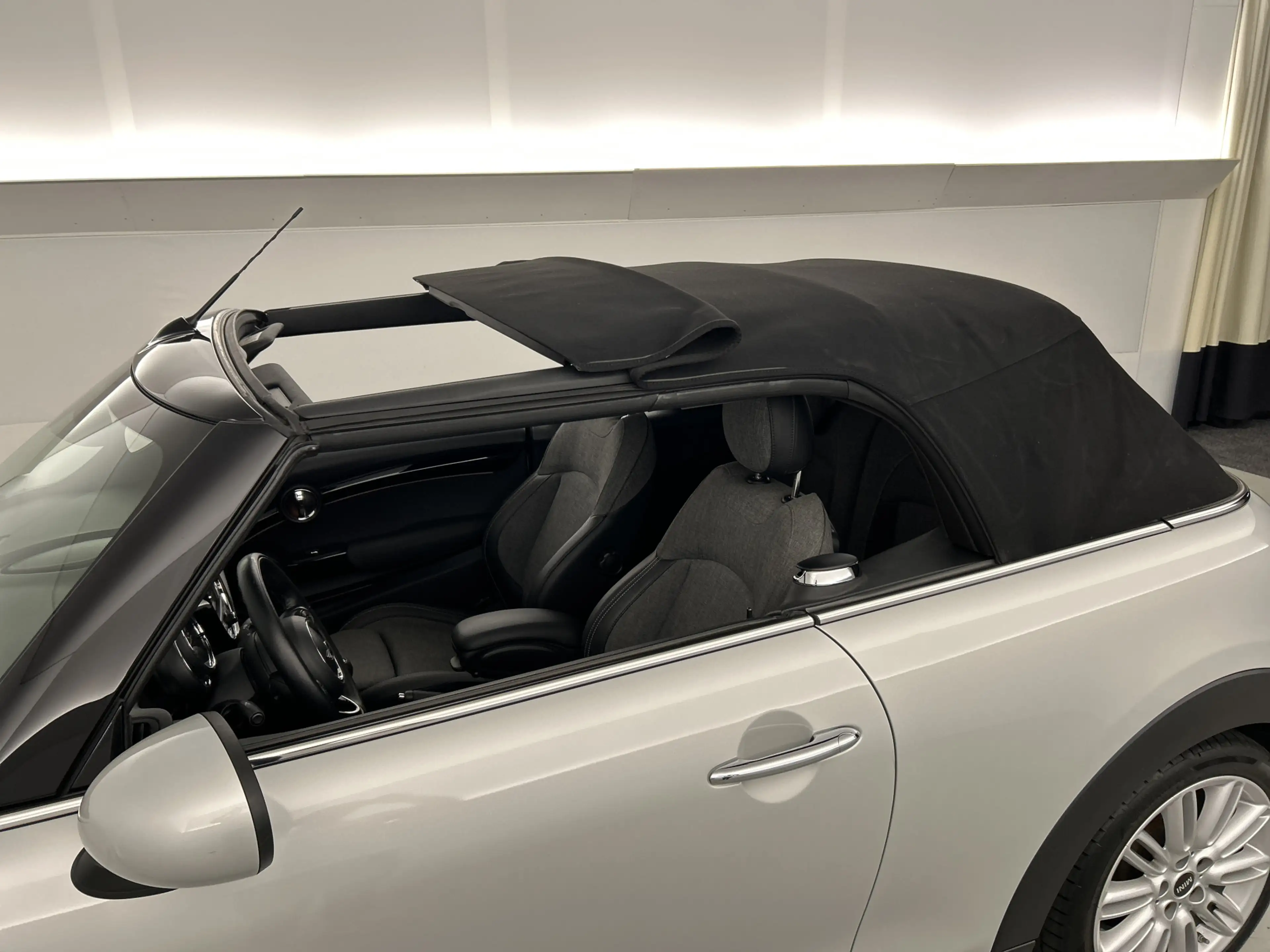 MINI Cooper Cabrio 1.5 PDC V+A/Stoelverwarming/Navi/LMV — photo 4