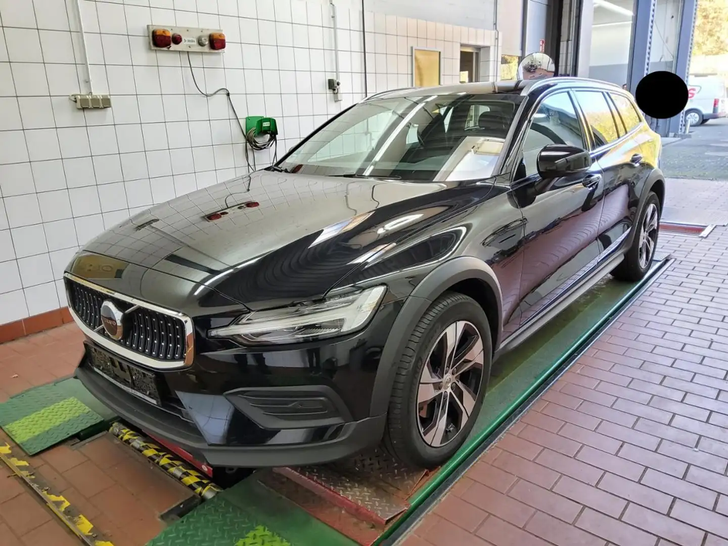 Volvo V60 Cross Country B4 (D) AWD Plus+WINTERPAK+RFK+ Schwarz - 2