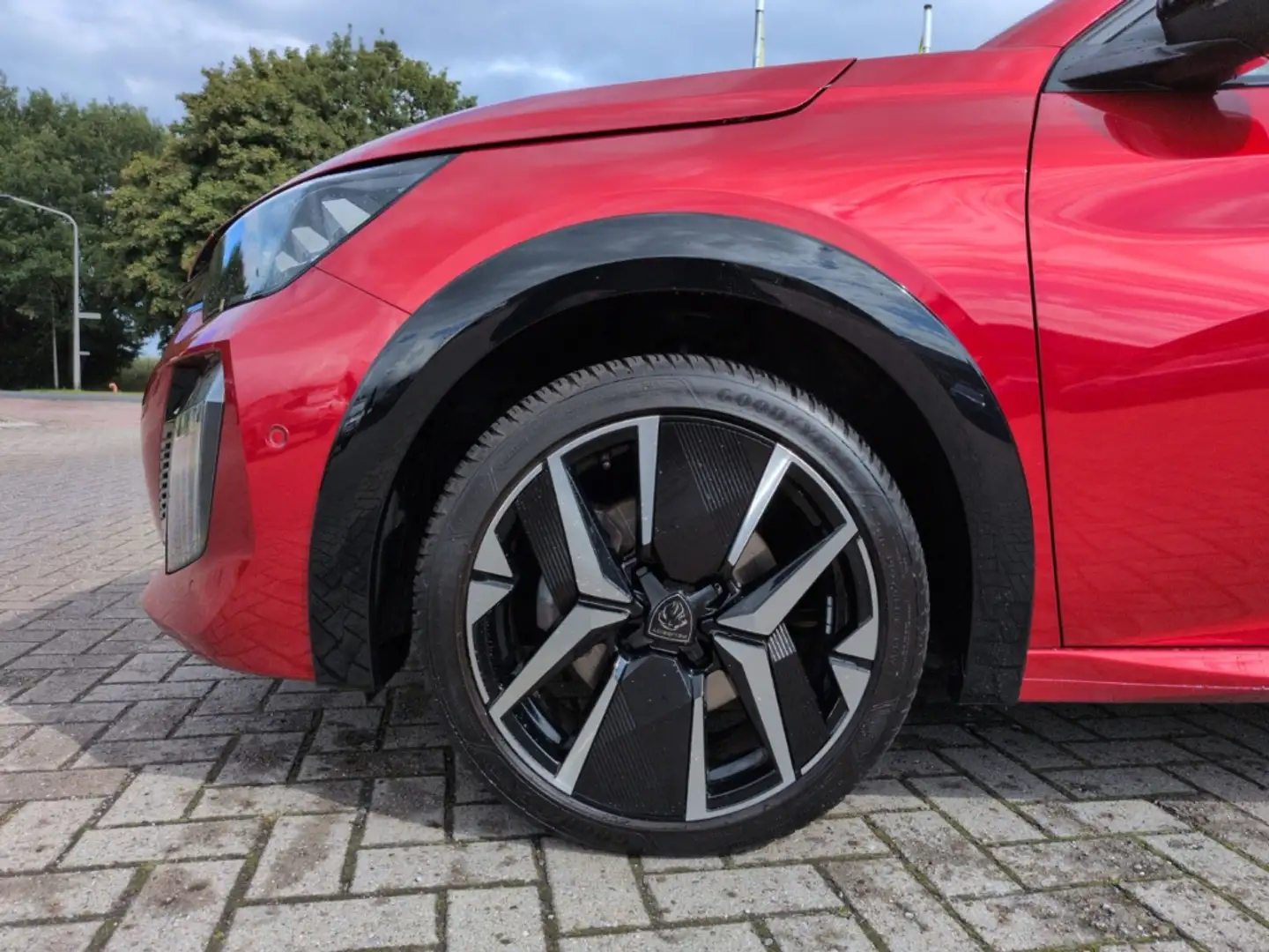 Peugeot 208 GT 1.2 PureTech 100 Navi 360 Kamera LED Klimaautom Rot - 2
