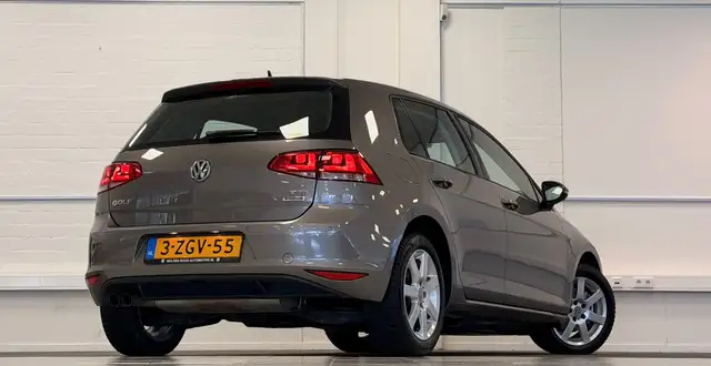 Volkswagen Golf view 5