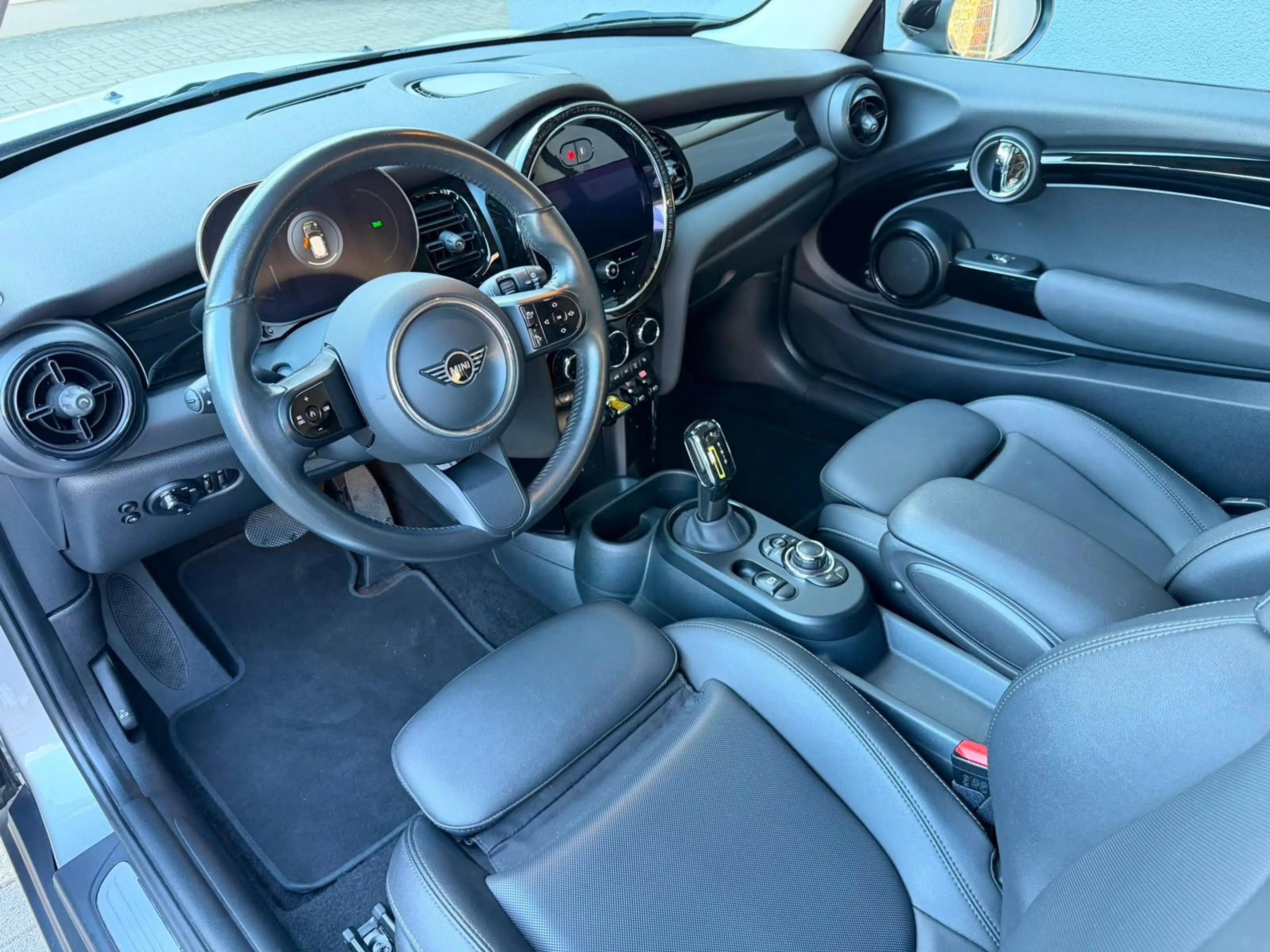 MINI Cooper SE Classic Trim — photo 11