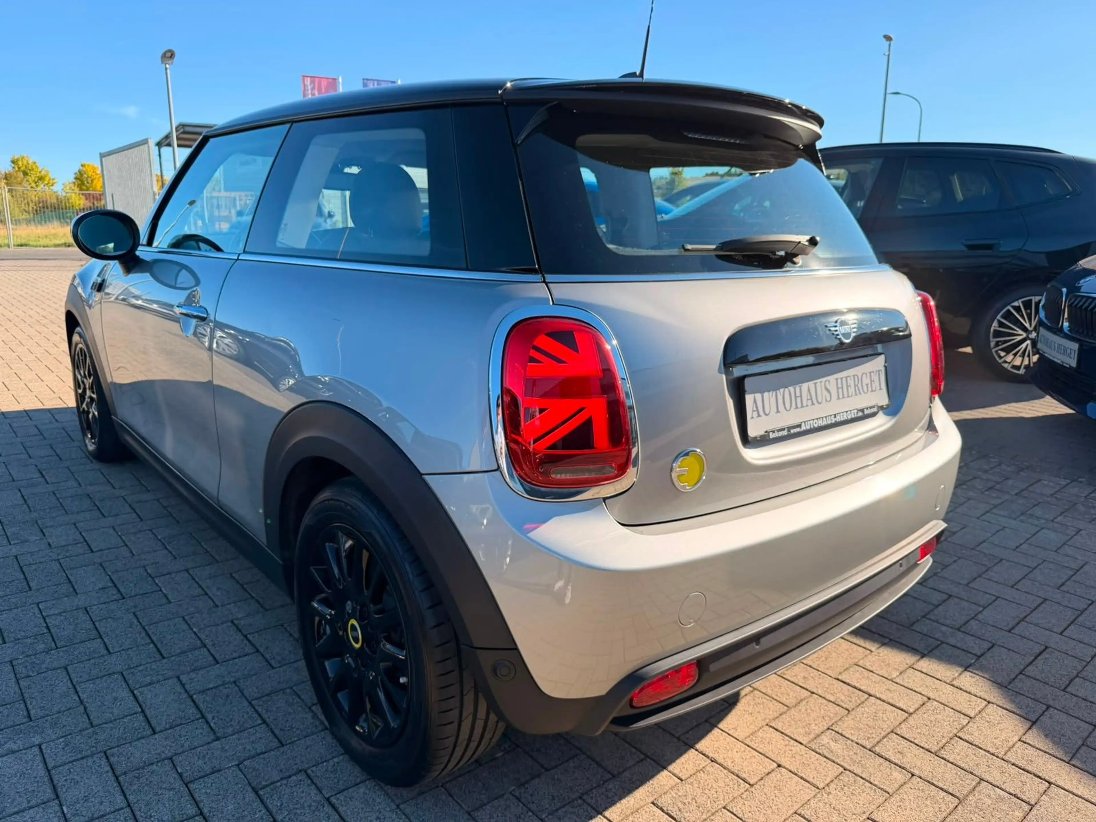 MINI Cooper SE Classic Trim — photo 8