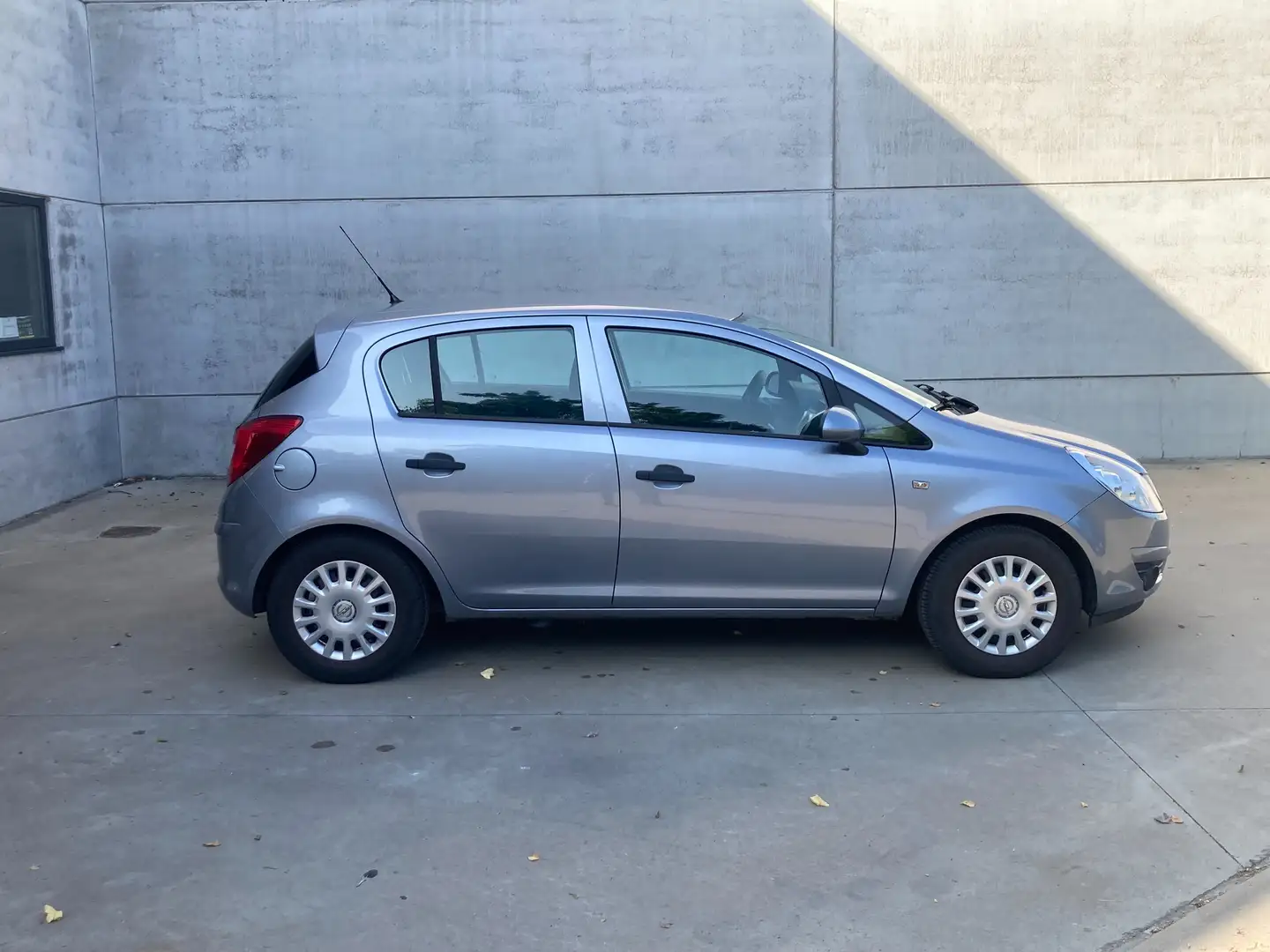 Opel Corsa 1.2 benzine 2010 met alleen 68000km!!*airco*5deur Gris - 1