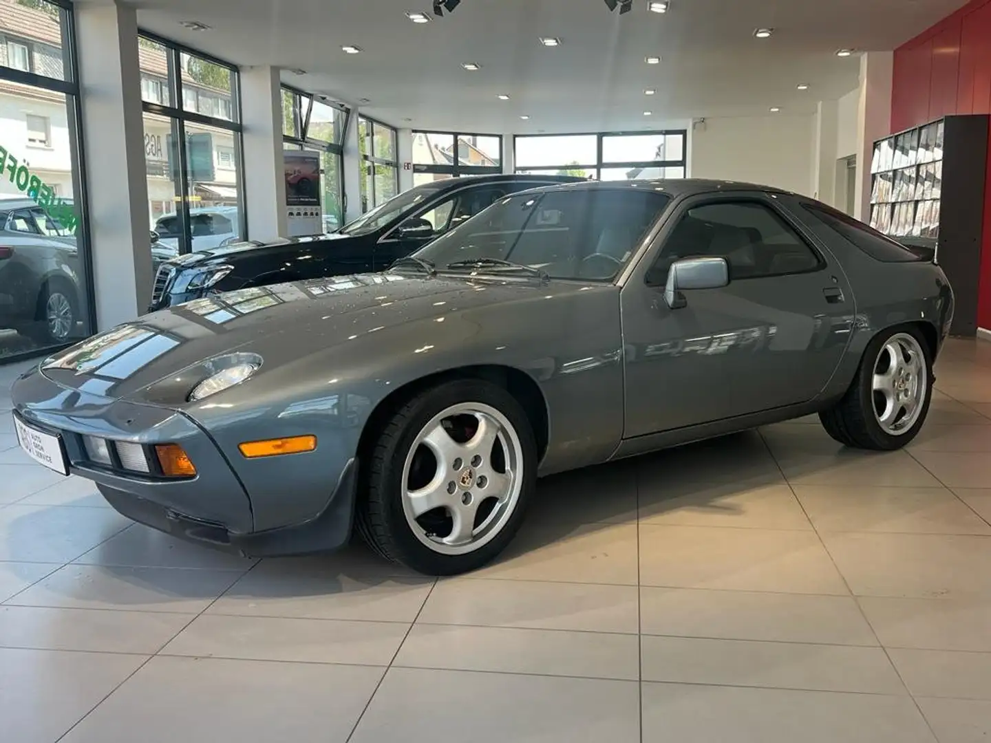 Porsche 928 Grijs - 1