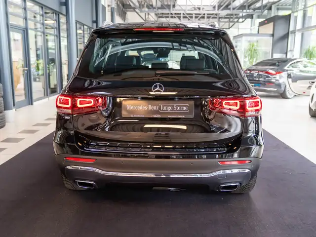 Mercedes-Benz GLB view 4