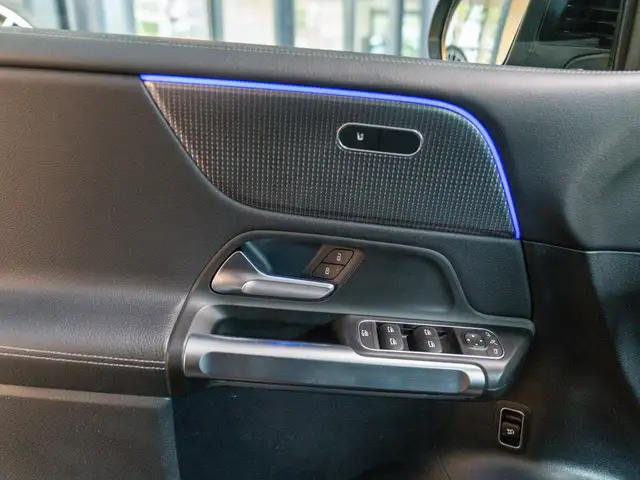 Mercedes-Benz GLB view 14