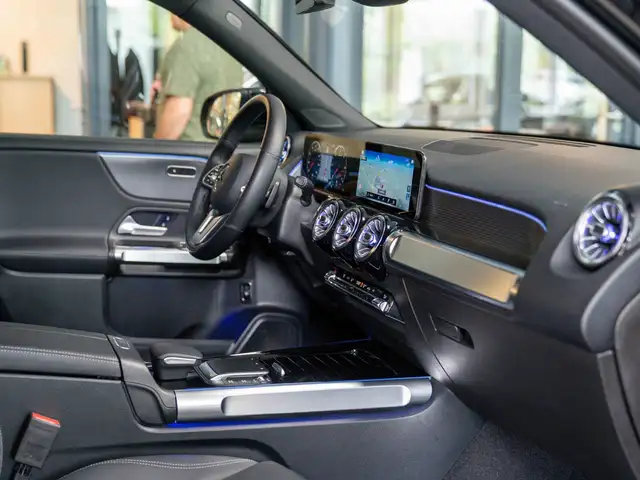 Mercedes-Benz GLB view 8