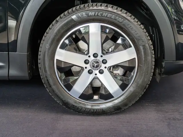 Mercedes-Benz GLB view 2