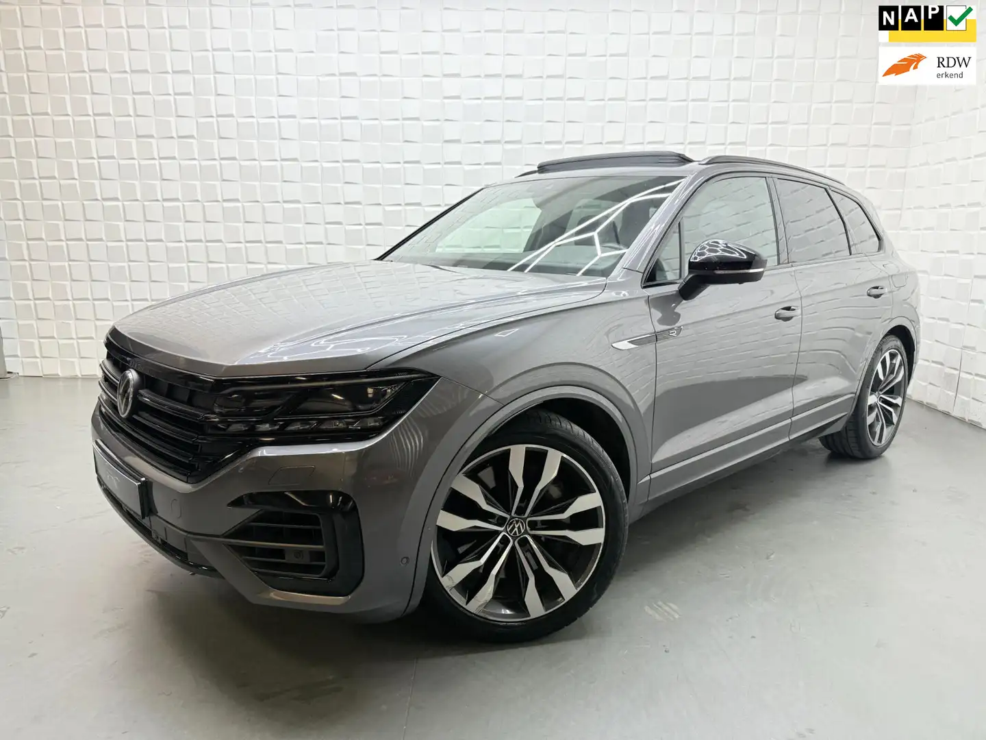 Volkswagen Touareg 3.0 TSi R eHybrid 4MOTION PANO 360 TREKH Grijs - 1