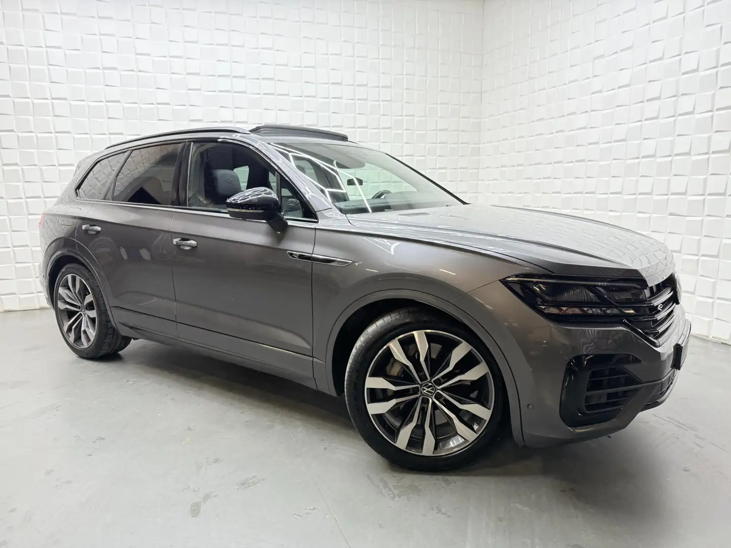 Volkswagen Touareg 3.0 TSi R eHybrid 4MOTION PANO 360 TREKH Grijs - 2