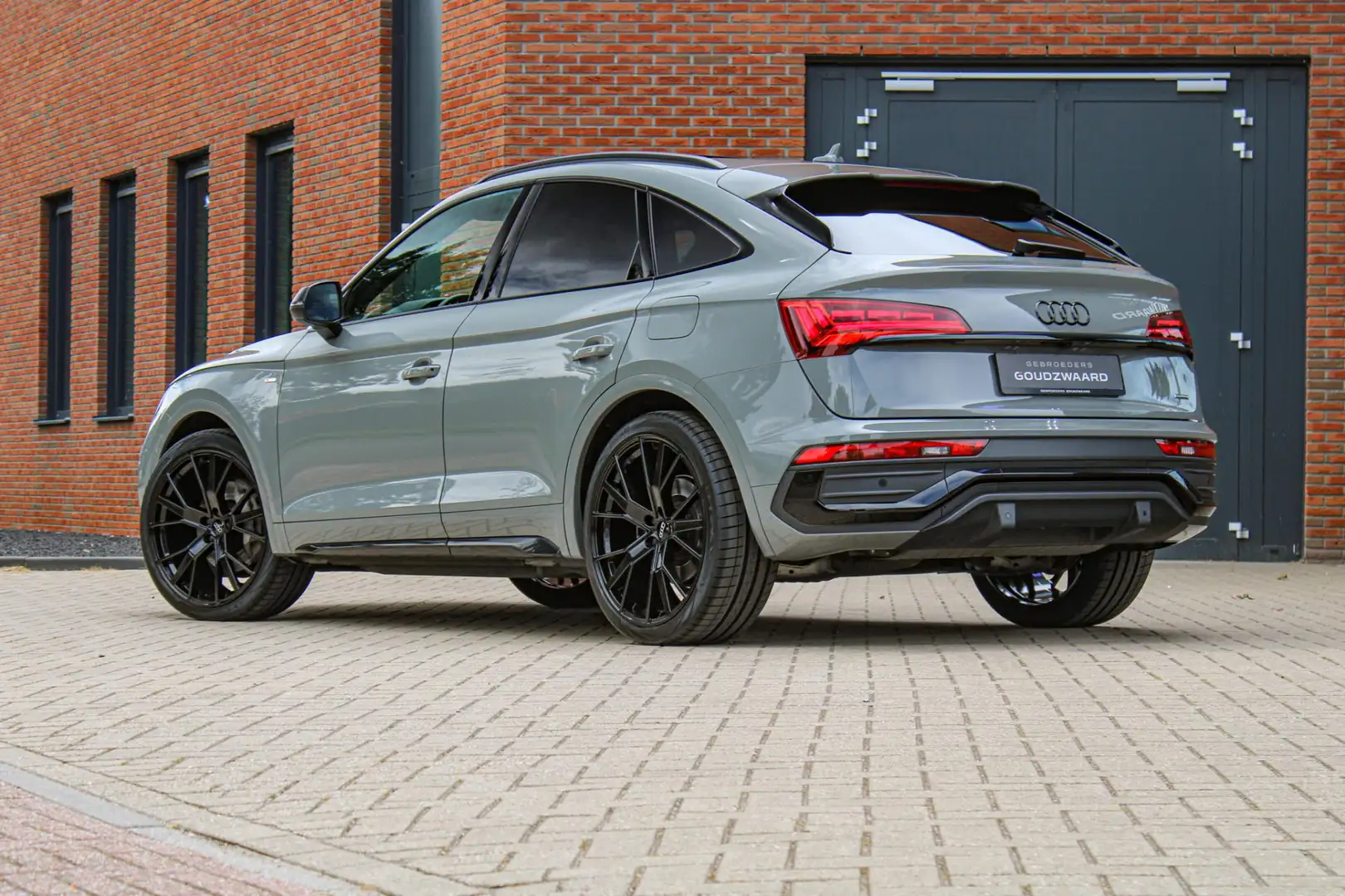 Audi Q5 Sportback 55 TFSI e S edition | Luchtvering | B&O Grijs - 2