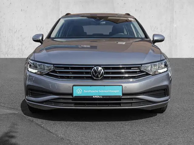 Volkswagen Passat view 3