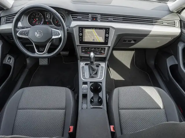 Volkswagen Passat view 9