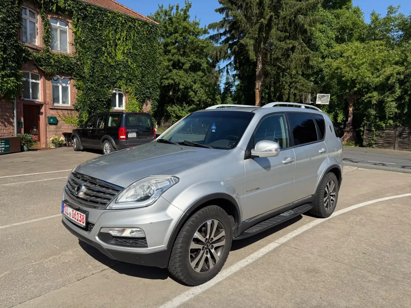 SsangYong Rexton Rexton W Sapphire 4WD/Automatik/Leder/AHK 2.6T Серебристый - 1