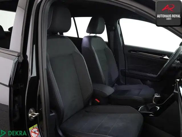Volkswagen T-Roc view 11