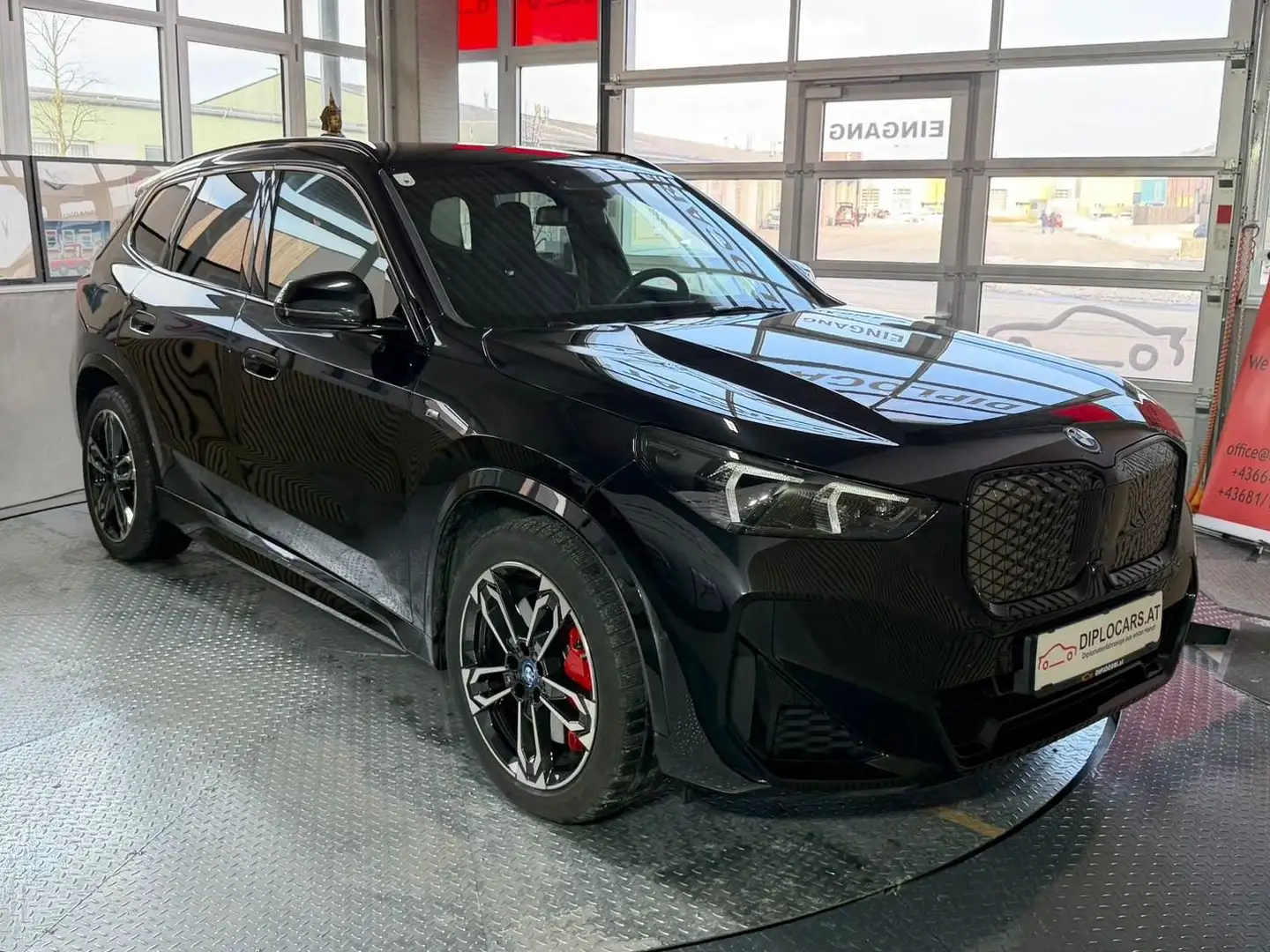 BMW iX1 30xDrive M-Sport 22kW Schwarz - 1