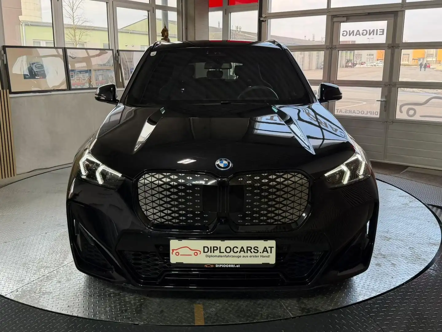 BMW iX1 30xDrive M-Sport 22kW Schwarz - 2