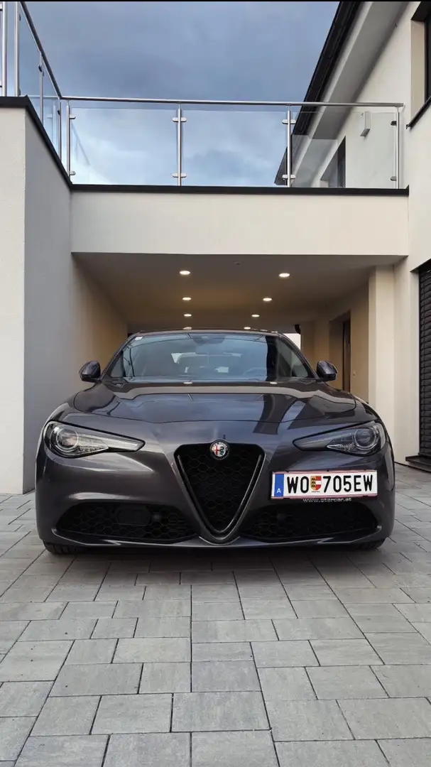 Alfa Romeo Giulia 2,2 180 MT RWD Grau - 1