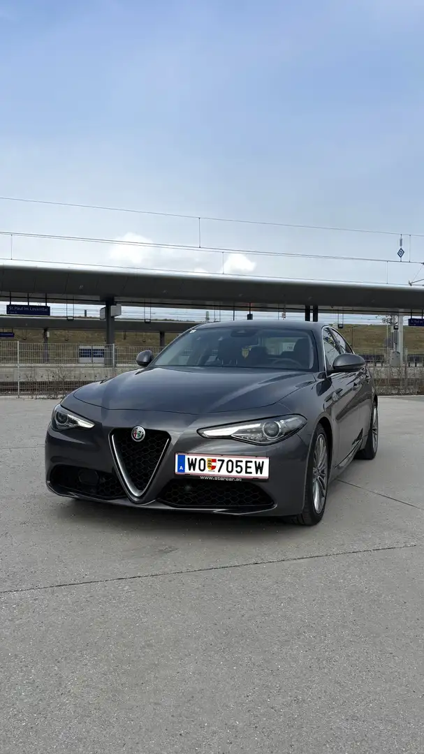 Alfa Romeo Giulia 2,2 180 MT RWD Grau - 2