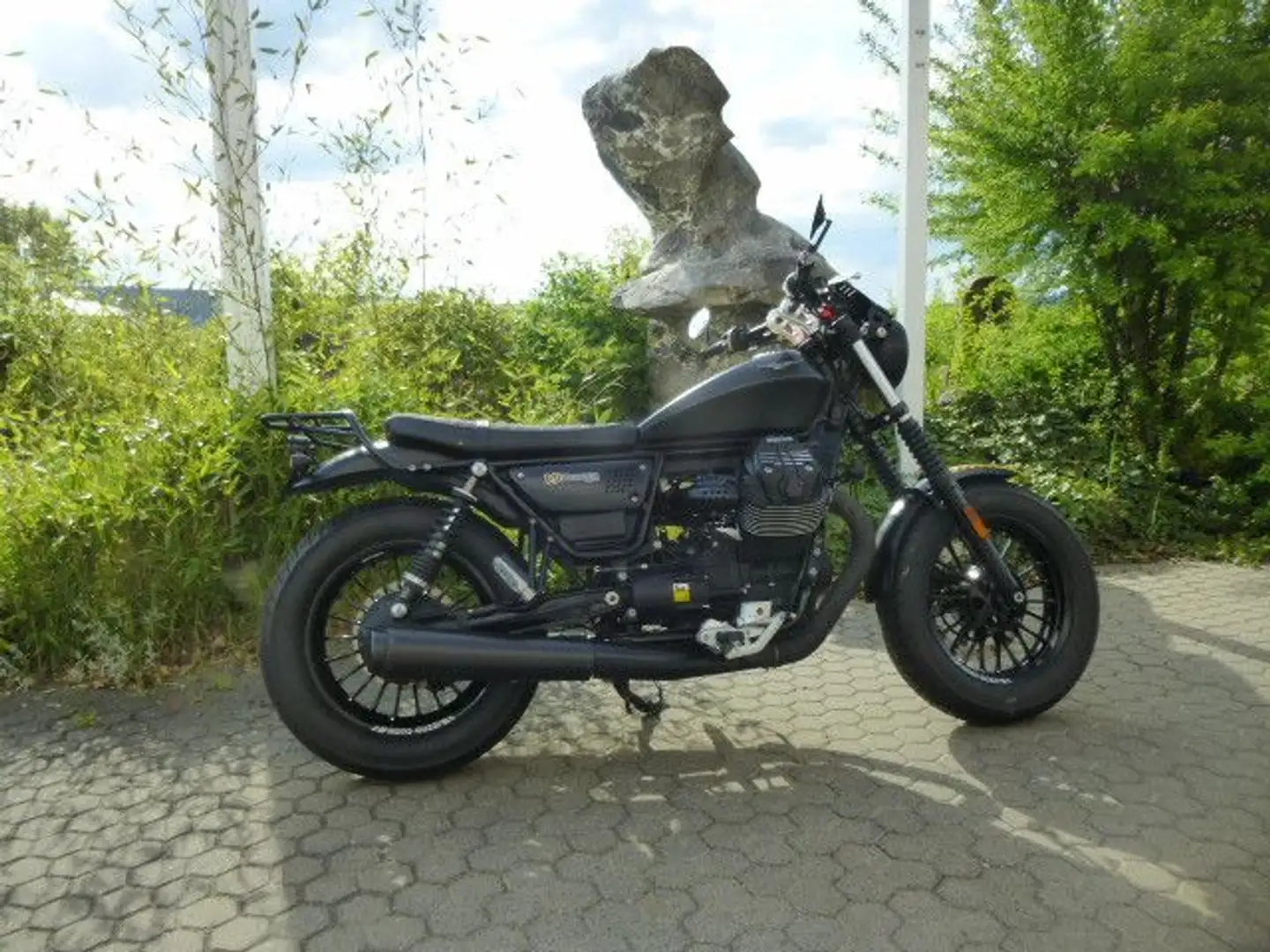 Moto Guzzi V 9 Bobber Noir - 2