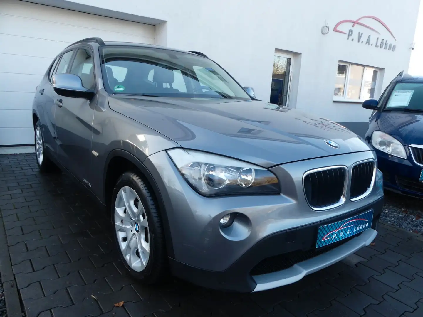 BMW X1 18d sDrive Automatik | PDC | SHZ | AHK Grau - 1