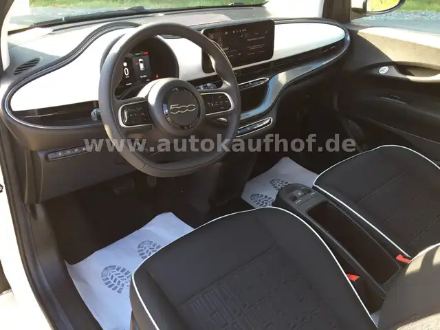 Fiat 500E view 12