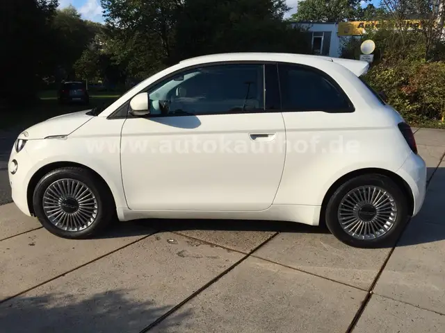 Fiat 500E view 4