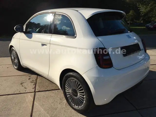 Fiat 500E view 5
