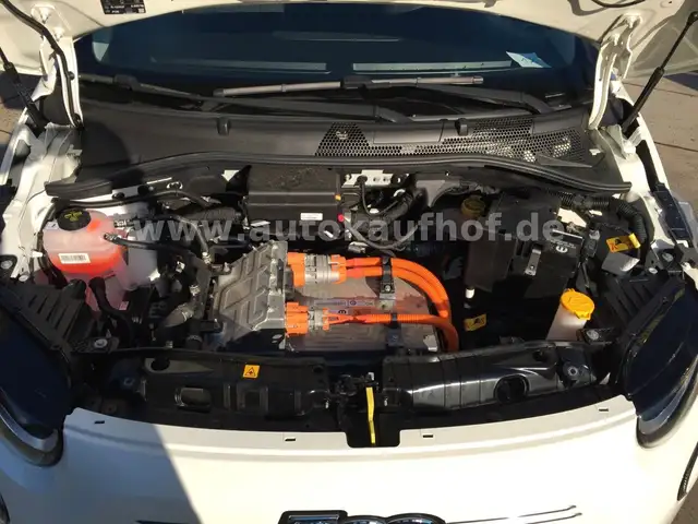 Fiat 500E view 19