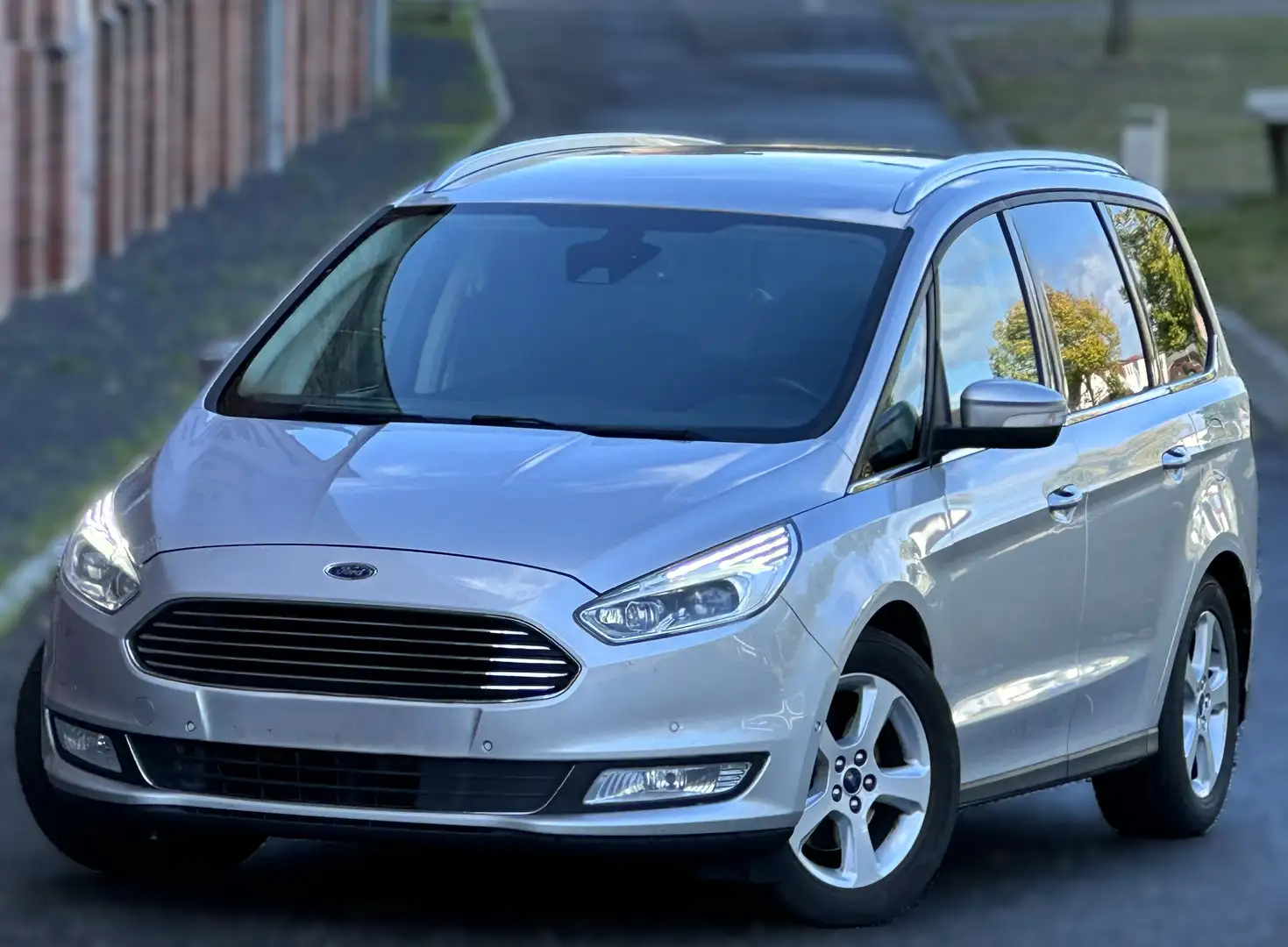 Ford Galaxy Titanium 7 Sitze /Navi/PDC/AHK /Spurhalte BiXenon Silber - 1