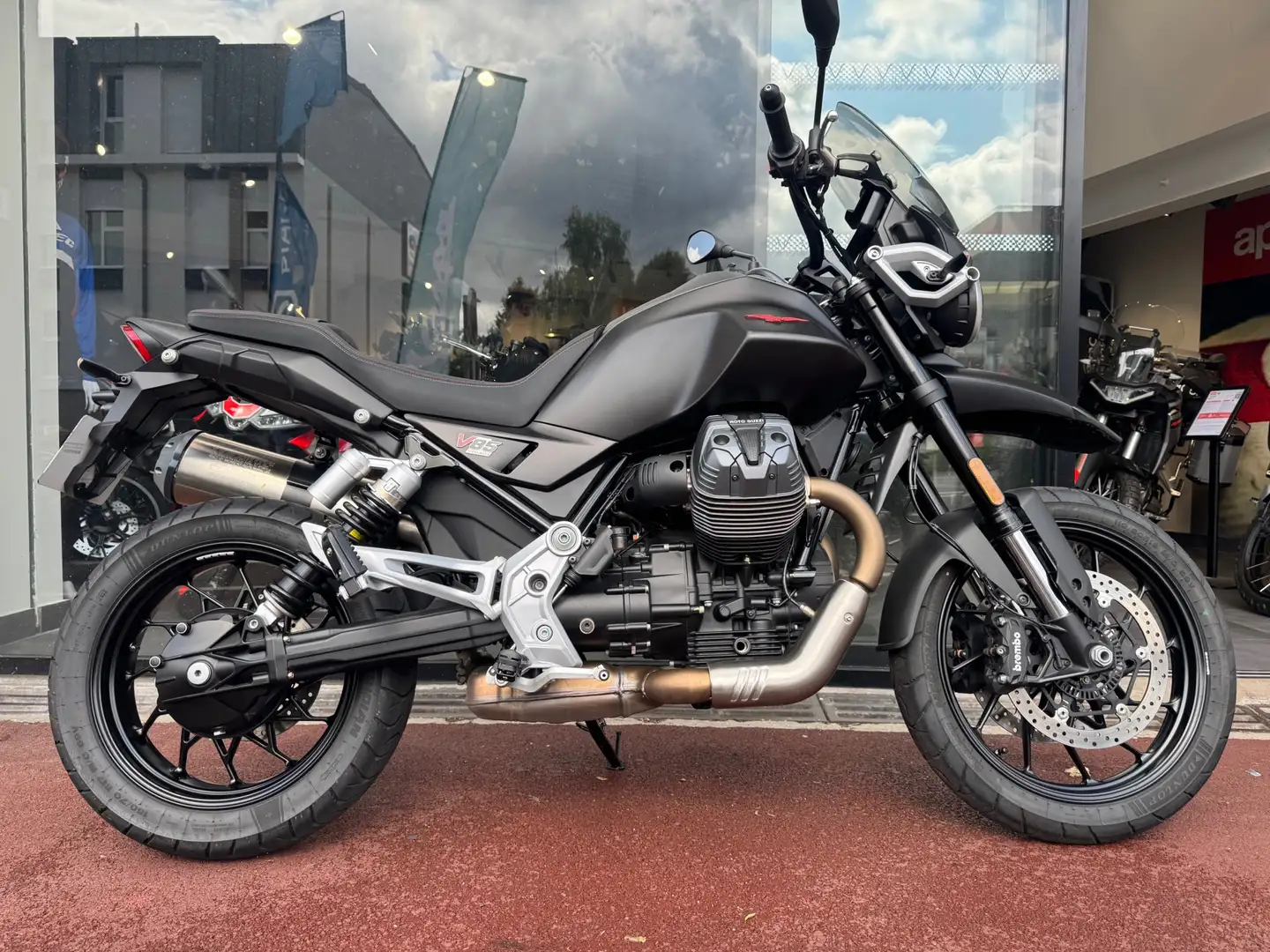 Moto Guzzi V 85 TT Black - 1