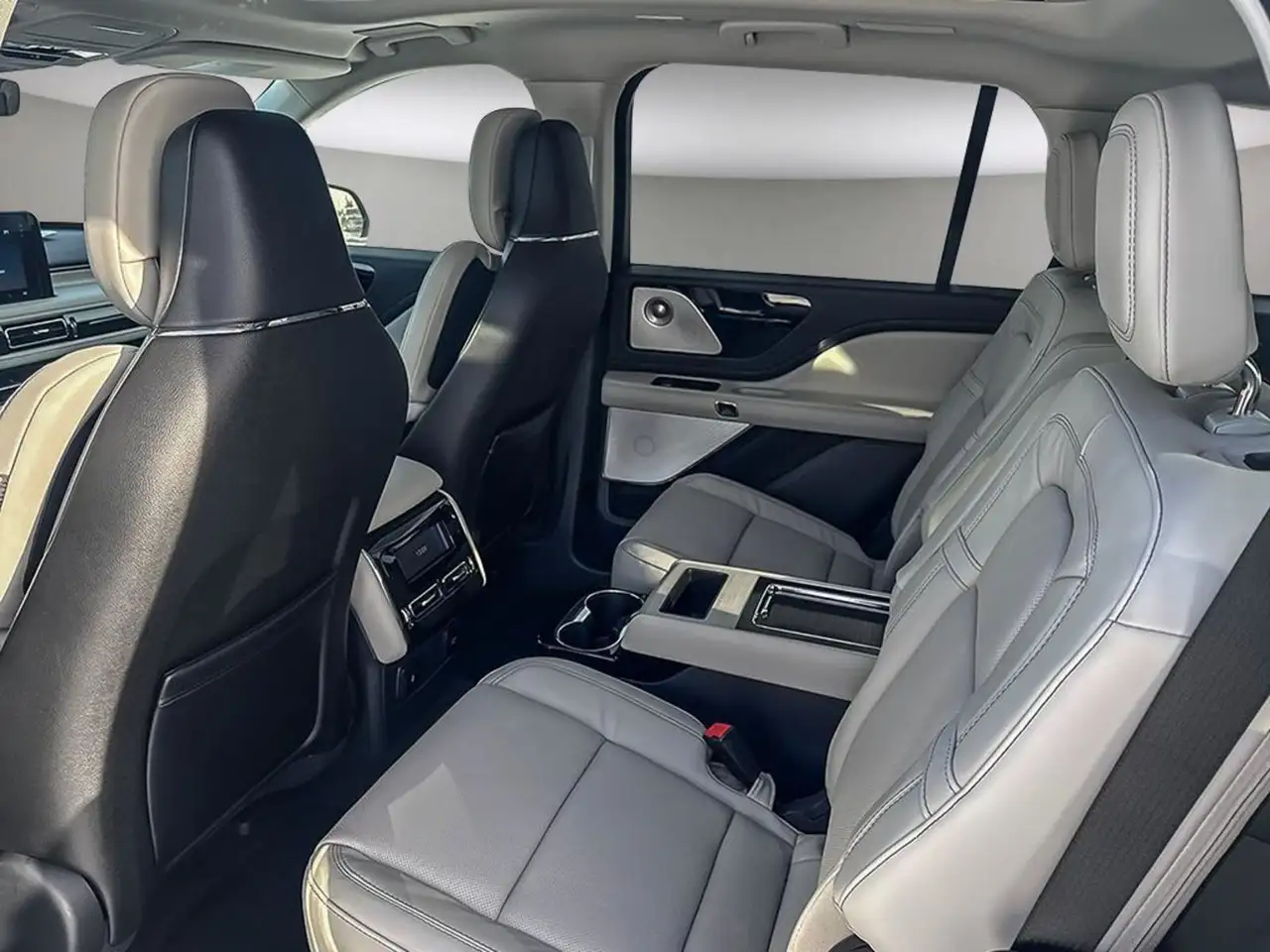 Lincoln Aviator снимка Lincoln Aviator