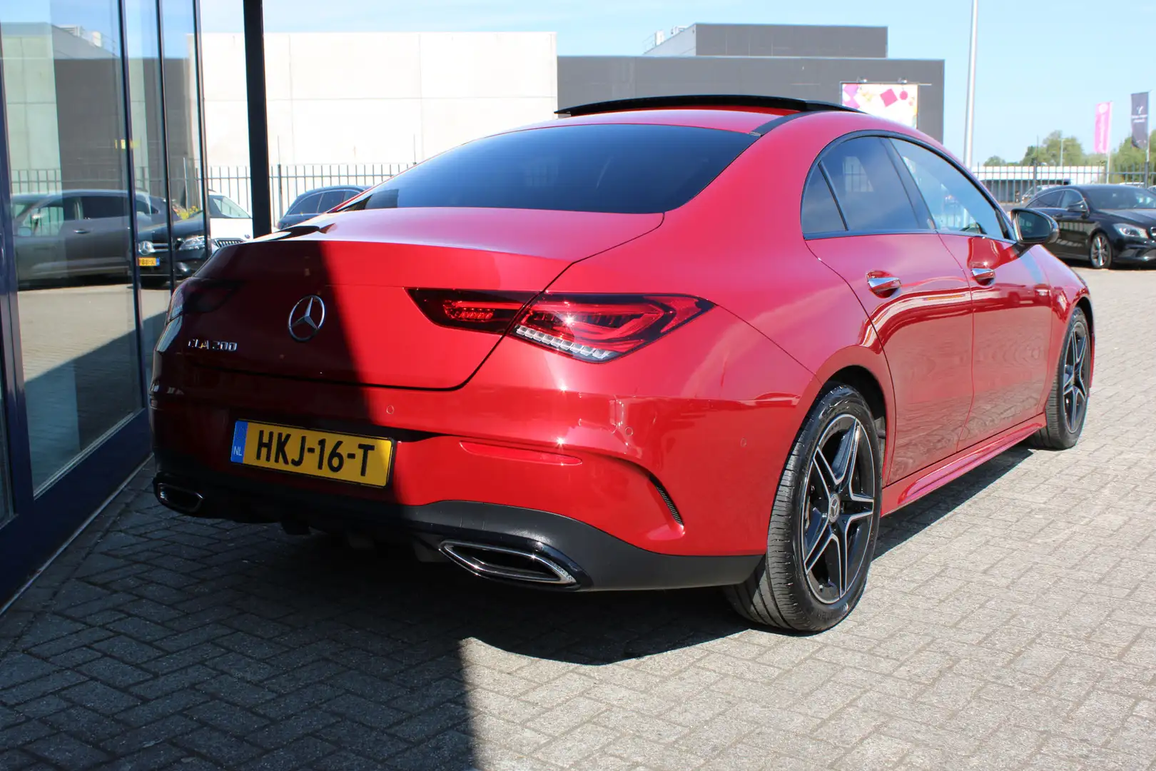 Mercedes-Benz CLA 200 AUT7 AMG Line NIGHT PAKKET PANORAMADAK MEMORY SFEE Rood - 2