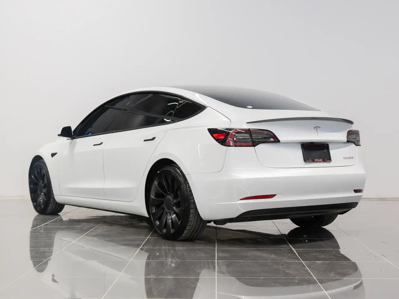 Tesla Model 3 снимка Tesla Model 3