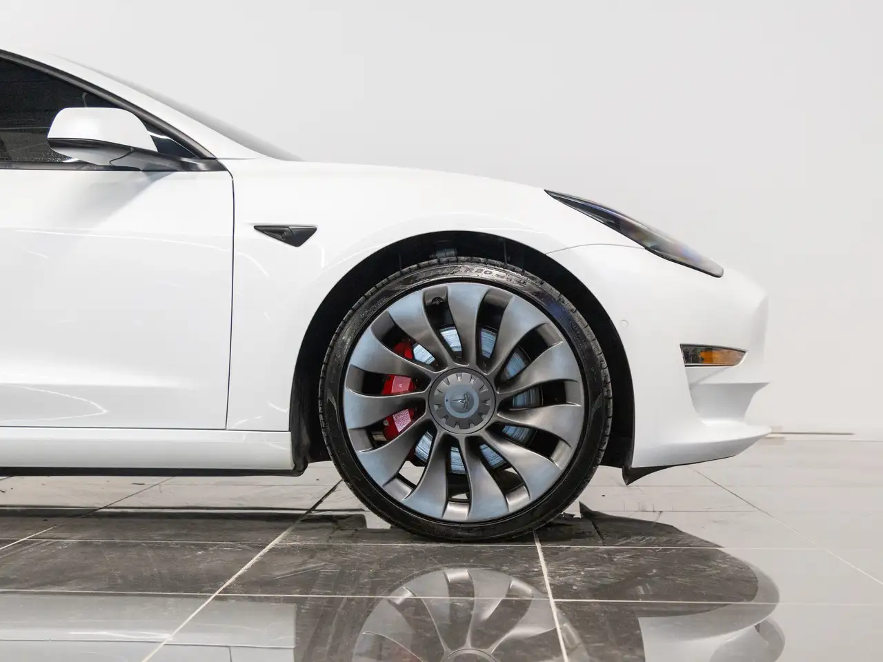 Tesla Model 3 снимка Tesla Model 3