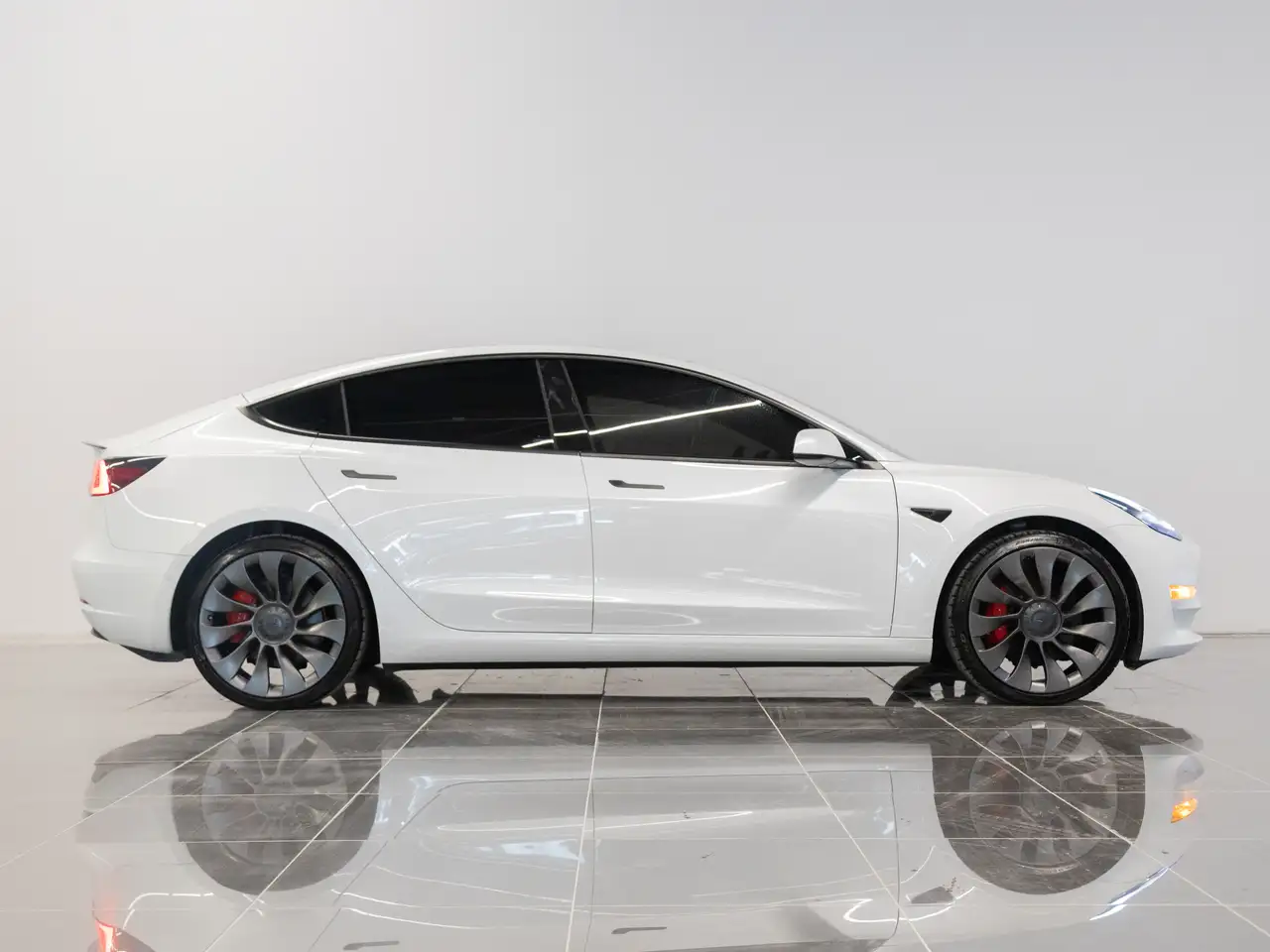 Tesla Model 3 снимка Tesla Model 3