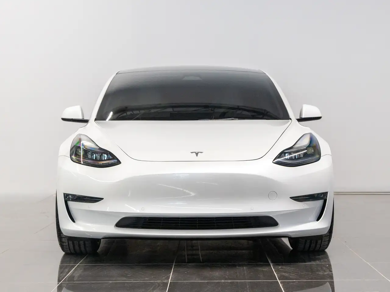 Tesla Model 3 снимка Tesla Model 3